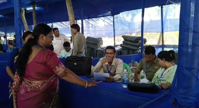 মালদা কলেজ ও পলিটেকনিকে চরম ব্যস্ততা, চলছে ভোট সামগ্রী বিতরণ।