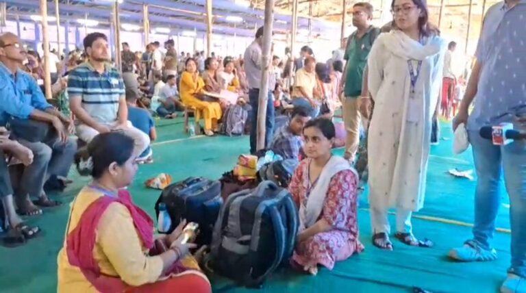 ডিসিআরসি সেন্টারে হয়রানির অভিযোগ, EDC না পেয়ে বিক্ষুব্ধ মহিলা কর্মীরা।