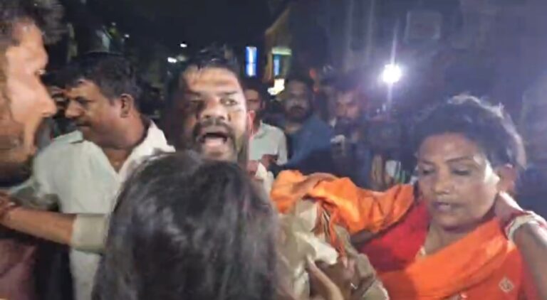 কলকাতায় রাজনৈতিক উত্তেজনা, পুলিশের লাঠিচার্জে আহত রাকেশ সিং।