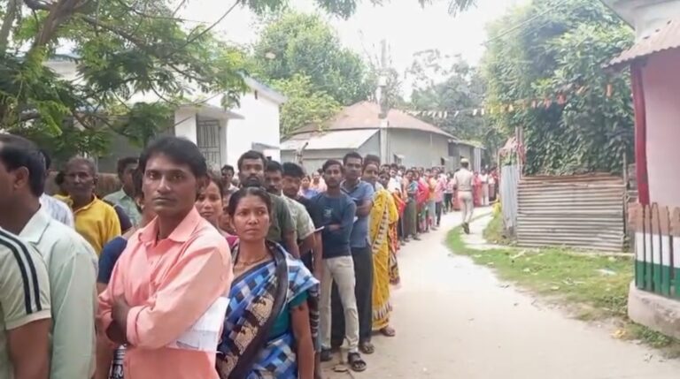 দেড় ঘণ্টা বন্ধ ভোটগ্রহণ, পরে ইভিএম সারিয়ে শুরু ভোট।