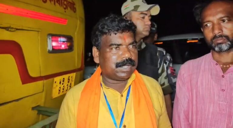 ২৯ নম্বর বুথে ইভিএম নিয়ে বিতর্ক, ঘটনাস্থলে পৌঁছালেন Joel Murmu।