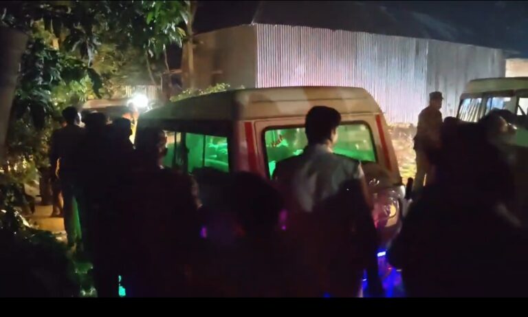 মালদায় ইভিএম নিয়ে উত্তেজনা, সেক্টর অফিসারের গাড়ি ঘিরে বিক্ষোভ গ্রামবাসীদের।