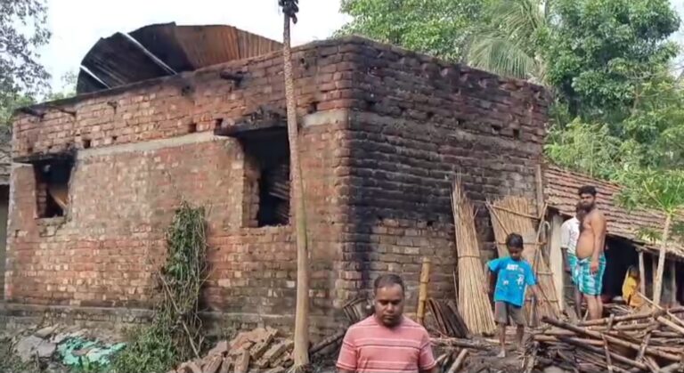 হরিশ্চন্দ্রপুরে আগুনে ভস্মীভূত ঘর, নগদ টাকা-গয়না সহ সর্বস্বান্ত পরিবার।