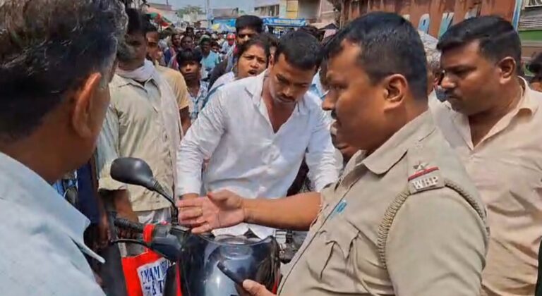 যানজট সামলাতে গিয়ে পুলিশ-বাইক চালক সংঘর্ষ, উত্তেজনা মানিকচকে।