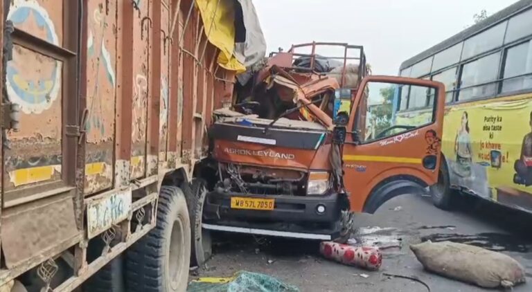 রাত কাটতেই মালদায় ভয়াবহ সড়ক দুর্ঘটনা, প্রাণ গেল যুবকের।