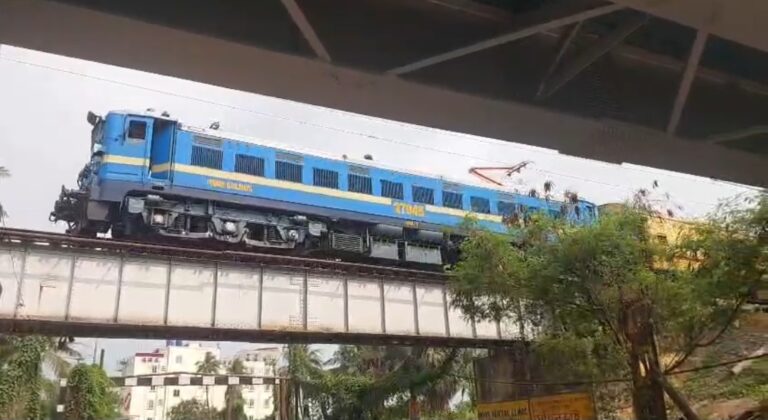 আন্দুল-মৌরির মাঝে ভয়াবহ দুর্ঘটনা, ট্রেন থেকে পড়ে প্রাণ গেল যুবকের।