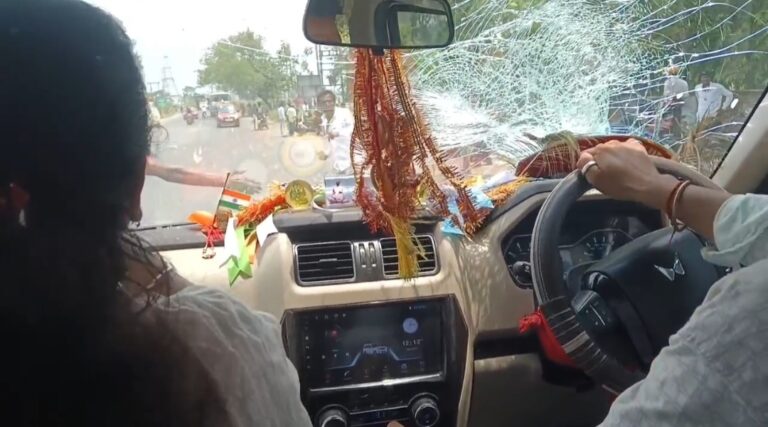 রণক্ষেত্র আরামবাগ! অভিষেকের সভার পথে তৃণমূল সাংসদ মিতালি বাগের গাড়িতে হামলার অভিযোগ।