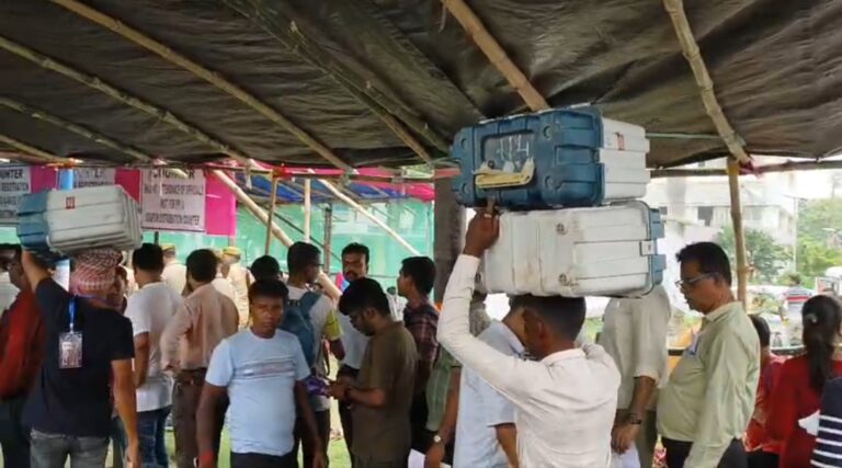 দ্বিতীয় দফার ভোটে পানিহাটির গুরু নানক ইনস্টিটিউটে ভোটকর্মীদের উপচে পড়া ভিড়।