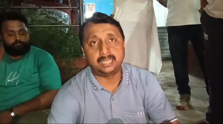 রাতে তৃণমূল কর্মী গ্রেপ্তার অভিযোগ, বেলুড় থানায় ধর্নায় প্রার্থী কৈলাস মিশ্র।