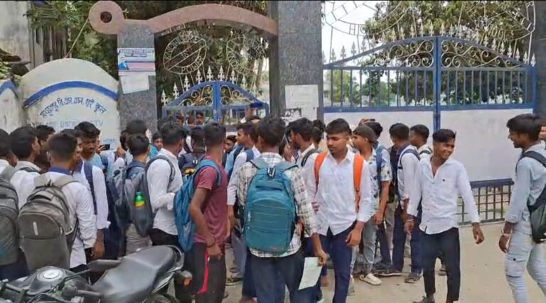 ৩০০ টাকার বদলে ৬০০ টাকা! Malda-য় স্কুলে ভর্তি ফি ঘিরে উত্তেজনা।