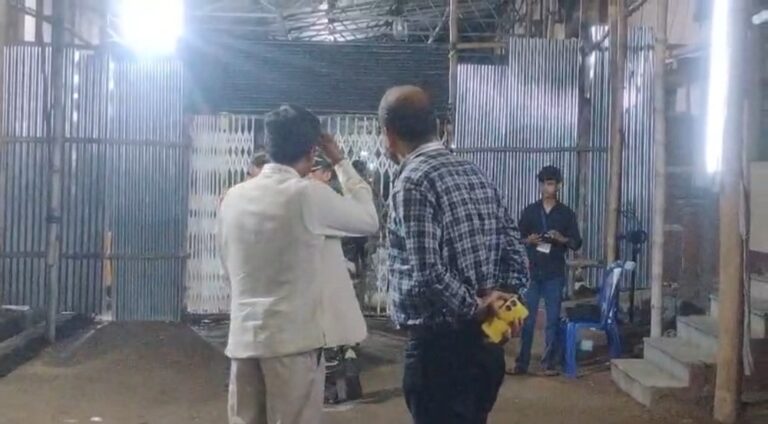 Balurghat-এ স্ট্রং রুমে সিসিটিভি বন্ধের অভিযোগ, রিটার্নিং অফিসারের কাছে লিখিত নালিশ।