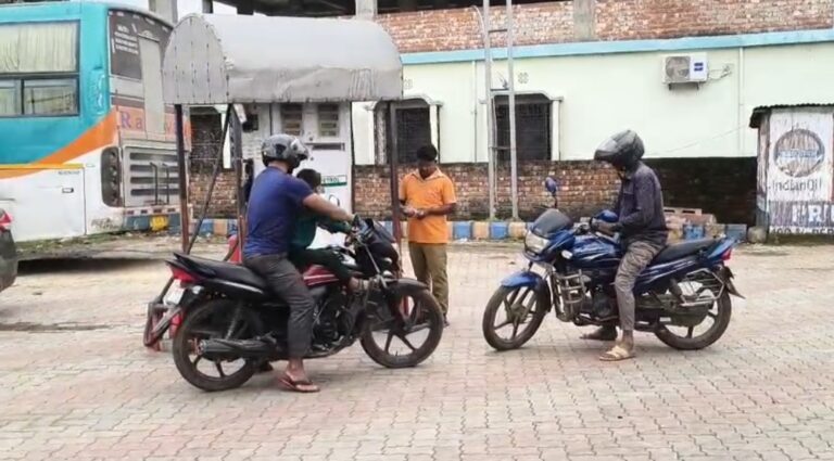 দীর্ঘ লাইন পেট্রোল পাম্পে, Malda-র গাজোলে তেল বিক্রিতে নতুন নিয়ম।