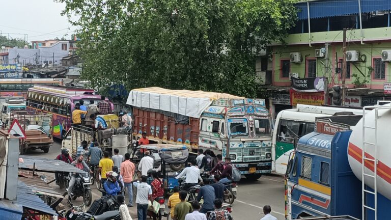 রেলগেট বন্ধ মানেই জ্যাম—চন্দ্রকোনারোডবাসীর ক্ষোভ চরমে।