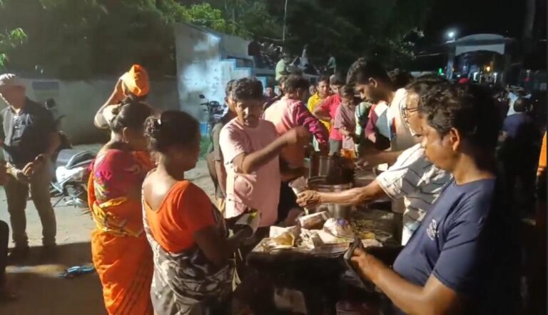 গেরুয়া ঝড়ের আনন্দে চন্দ্রকোনারোডে ঝালমুড়ি বিতরণ।