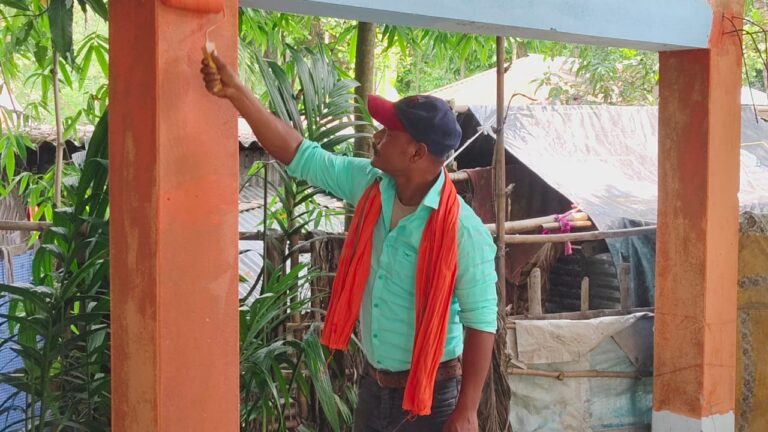 গেরুয়া ঝড়ে বদলে গেল নীল-সাদা, ধুপগুড়িতে তৃণমূল ঘাঁটিতে রং পরিবর্তন।