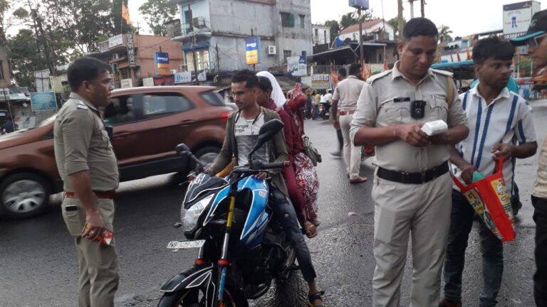 হেলমেট না পরলেই ফাইন, চন্দ্রকোনারোডে কড়া বার্তা পুলিশের।