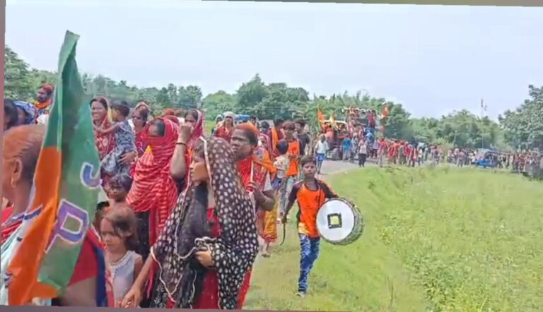 গড়বেতার বড়মুড়ায় বিজেপির বিজয় মিছিল, গেরুয়া আবিরে উৎসবের আবহ।