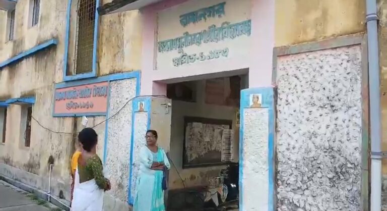 Diamond Harbour-এর ২৪৩ নম্বর বুথে পুনঃনির্বাচন চলছে, সকাল থেকেই ভোটারদের লাইন চোখে পড়েছে।