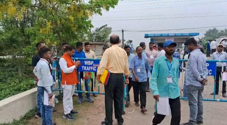 ফলের দিন সকালেই গণনা কেন্দ্রে প্রার্থীদের ভিড়, মালদায় উত্তেজনা তুঙ্গে।