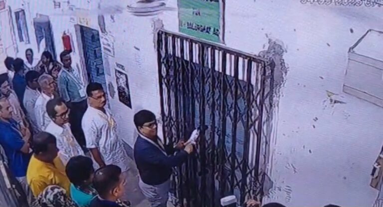 ত্রিস্তরীয় নিরাপত্তায় বালুরঘাট গণনা কেন্দ্র, শুরু স্ট্রংরুম খোলা।