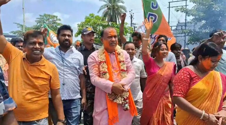 ৫০ হাজার ভোটে জয়, আটমাইলে বিজেপির বিজয় মিছিলে উচ্ছ্বাস।।