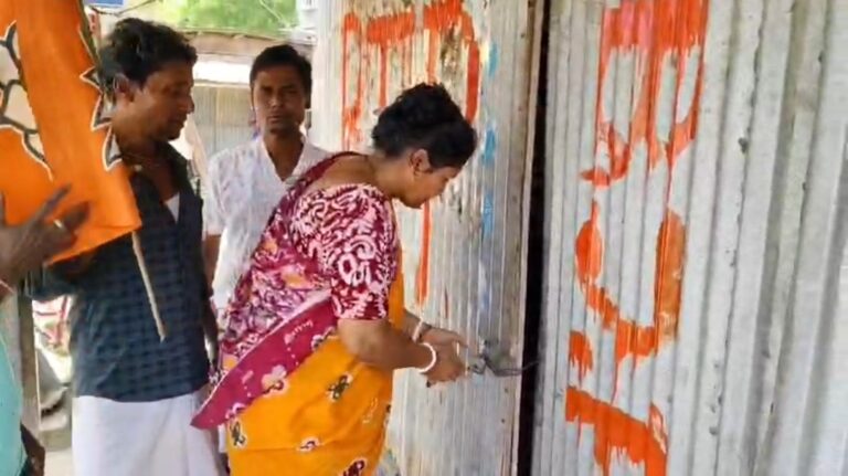তালা ঝোলানো নিয়ে চাঞ্চল্য, ঘটনাস্থলে পৌঁছে ব্যবস্থা বিজেপির।।