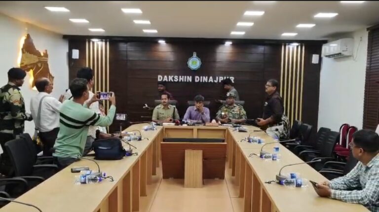 বালুরঘাটে সাংবাদিক বৈঠক, শান্তি বজায় রাখতে সতর্ক জেলা প্রশাসন।