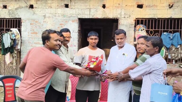 মাধ্যমিকে ৯৩% পেয়ে সংবর্ধিত চকান্দারুর সুব্রত।
