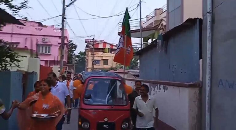সরকার গঠনের আনন্দে বালুরঘাটে বিজেপির বিজয় পদযাত্রা।