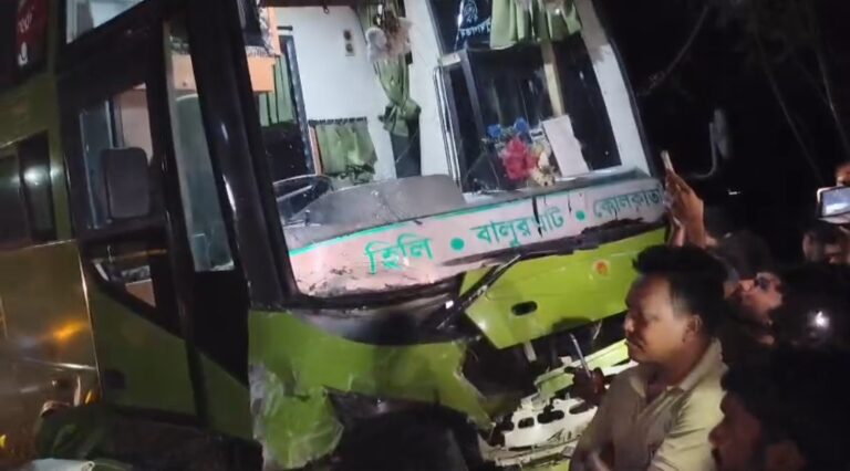 কন্যাযাত্রীবাহী স্কোরপিওর সঙ্গে মুখোমুখি ধাক্কা বাসের।