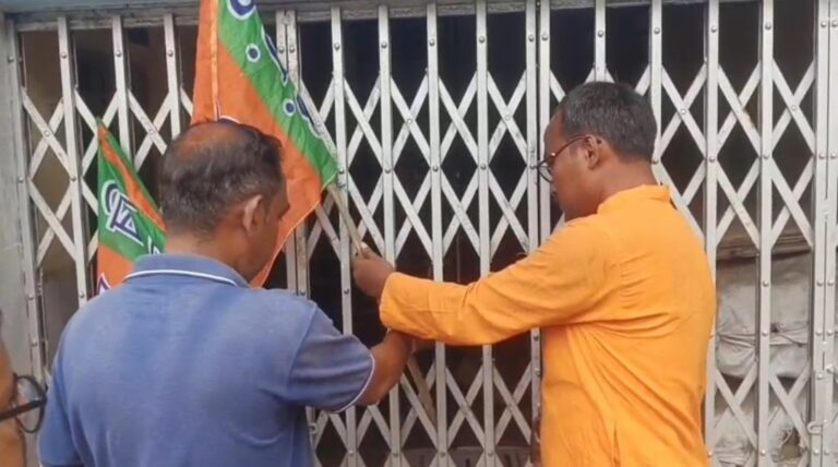 “কল্যাণপুর পঞ্চায়েতে ব্যতিক্রমী উদ্যোগ বিশ্বজিৎ পালের, খুলল তালাবন্দি অফিস”।
