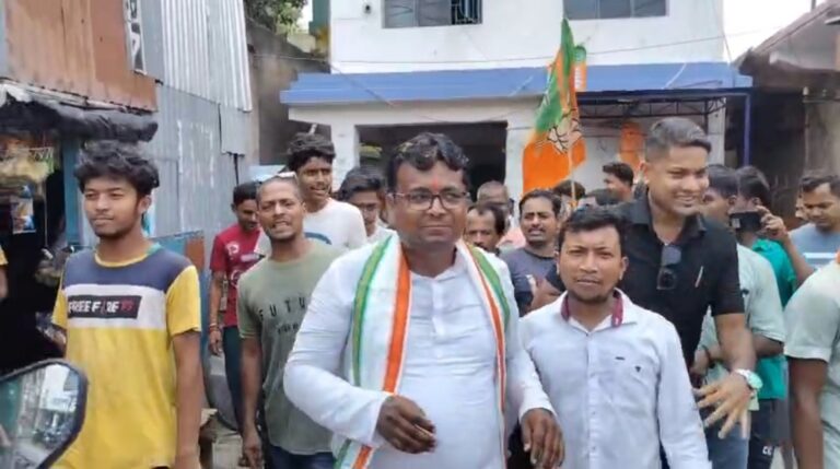 “পূর্বস্থলীতে তালাবন্দি পঞ্চায়েত খুললেন নবনির্বাচিত বিধায়ক প্রাণকৃষ্ণ তপাদার”।