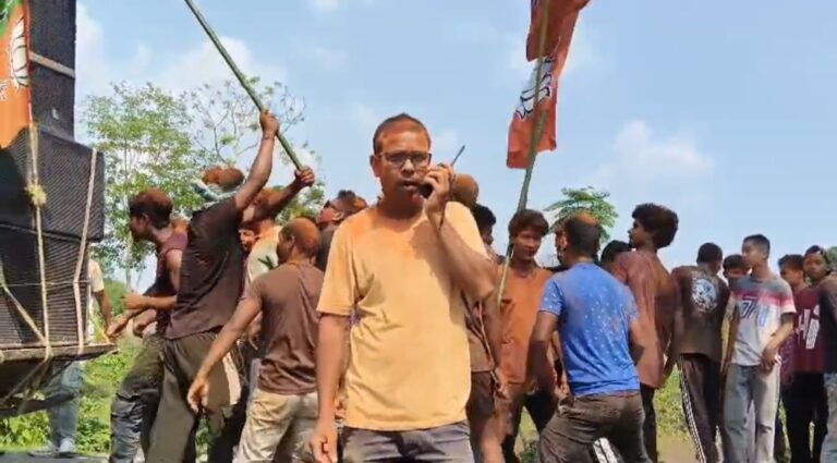 জয়ের উচ্ছ্বাসে গেরুয়া আবির, আধুনিক প্রযুক্তিতে নজর কাড়ল বিজেপি কর্মীরা।