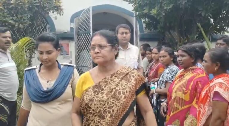চোর চোর’ স্লোগানে উত্তাল থানা চত্বর, গ্রেপ্তার তৃণমূল পরিচালিত পঞ্চায়েতের প্রধান।