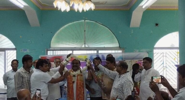 ভূমিপুত্র বিধায়ককে সম্মান জানাল গড়বেতা কলেজ কর্তৃপক্ষ।