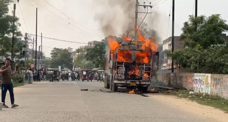 চাল আনলোড করতে গিয়েই বিপত্তি, আগুনে গ্রাস গাড়ির কেবিন।