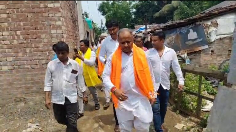 মন্দির পরিদর্শন থেকে মানুষের সমস্যা শোনা— দিনভর কালনায় জনসংযোগ সারলেন বিধায়ক।