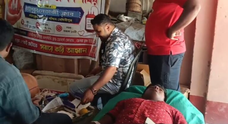 পিংলার কাঁটাপুকুরে নেতাজি ক্লাবের উদ্যোগে রক্তদান শিবির, রক্ত দিলেন ৭২ জন।