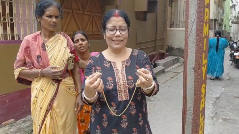 গয়েশপুরে প্রকাশ্য রাস্তায় চেন ছিনতাইয়ের চেষ্টা, অল্পের জন্য রক্ষা পেলেন মহিলা।