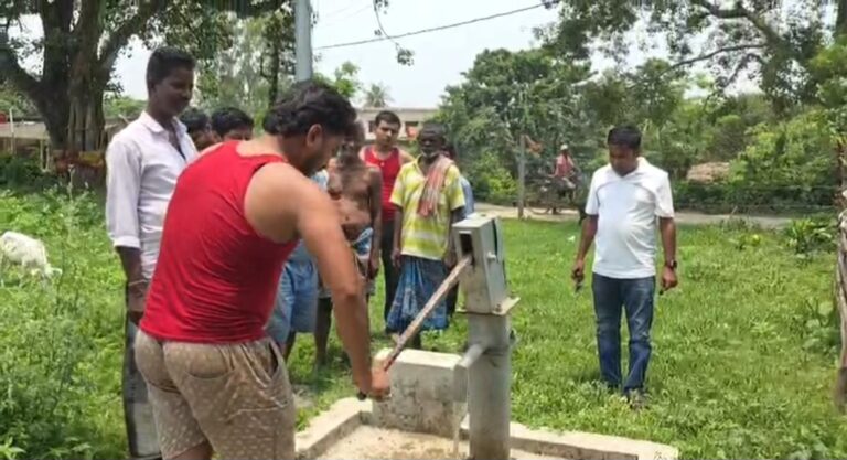 জল খেয়ে অসুস্থ গ্রামবাসী, টিউবওয়েল প্রকল্পে অনিয়মের অভিযোগে উত্তাল হরিশ্চন্দ্রপুর।