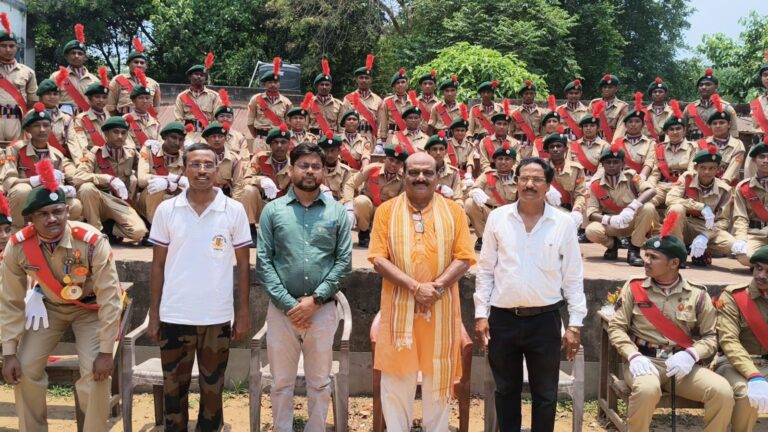 ব্যানার্জিডাঙ্গা হাই স্কুলে বিধায়ক প্রদীপ লোধাকে সংবর্ধনা, সম্মানিত কৃতি পড়ুয়ারাও।
