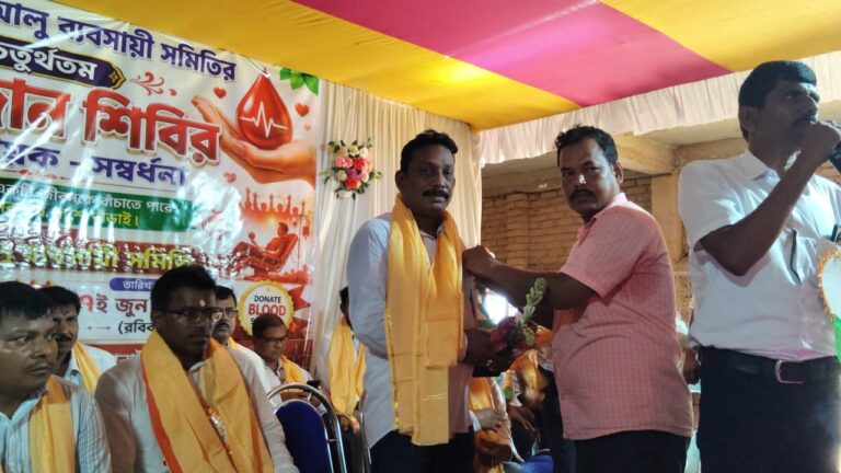 রক্তের সংকট মেটাতে শালবনীতে বৃহৎ রক্তদান শিবির, অংশ নিলেন ১৩০ জন।