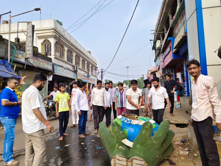রাজ্যে পালাবদলের পর চন্দ্রকোনারোডে বিশ্ব বাংলা লোগো অপসারণ।