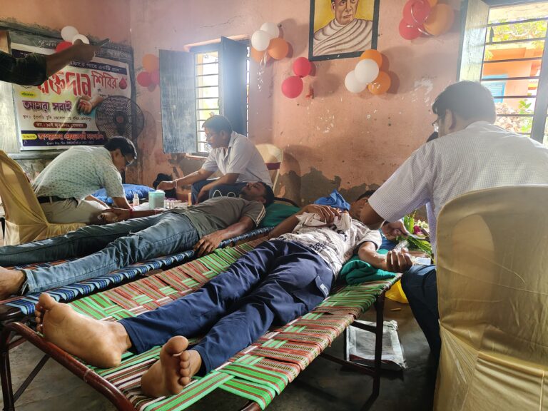 ব্লাড ব্যাংকের ভাঁড়ার ভরাতে ডুকিতে স্বেচ্ছাসেবীদের রক্তদান শিবিরে উৎসাহ।
