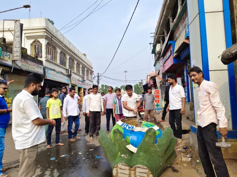 চন্দ্রকোনারোড বাসস্ট্যান্ড থেকে বিশ্ববাংলা লোগো অপসারণ, বিজেপির পদক্ষেপ ঘিরে চর্চা।