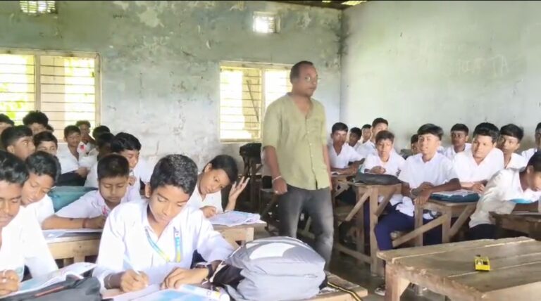 সকাল ৭:৩০ থেকে ক্লাস, তাপপ্রবাহের মাঝে নতুন সময়সূচি জটেশ্বর উচ্চ বিদ্যালয়ে।