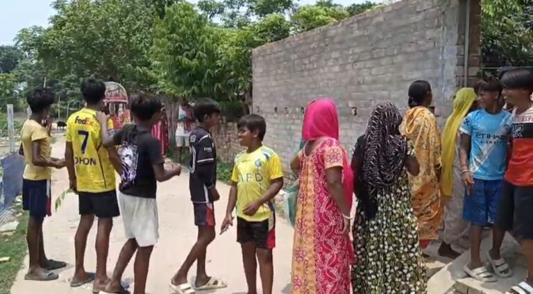 প্রকাশ্যে মদ বিক্রির অভিযোগে বিক্ষোভ, কড়া পদক্ষেপের দাবি স্থানীয়দের।