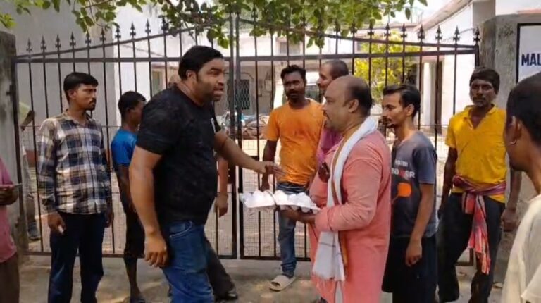 সুজয় হাজরাকে আদালতে ঘিরে ‘চোর’ স্লোগান, ডিম হাতে বিক্ষোভ বিজেপি কর্মীদের।