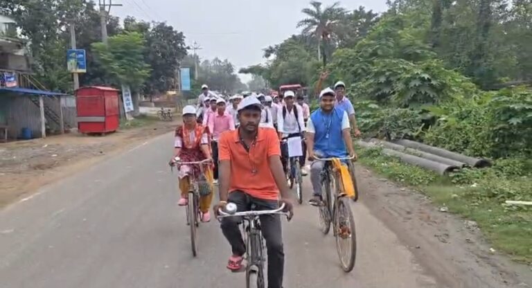 পাকুয়াহাট থেকে বিডিও অফিস পর্যন্ত পরিবেশের বার্তা নিয়ে সাইকেল যাত্রা।
