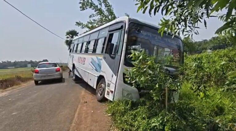 চন্দ্রকোনার ঝাড়ুলে নিয়ন্ত্রণ হারিয়ে রাস্তার পাশে নামল যাত্রীবাহী বাস।